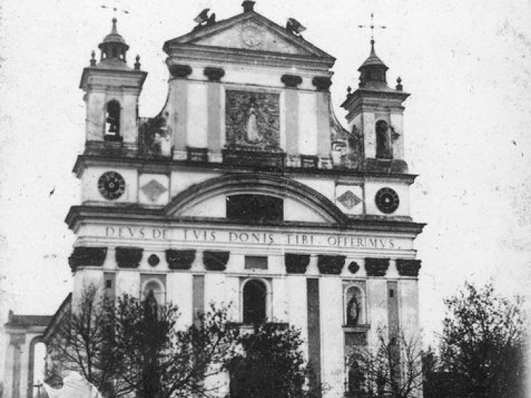 Kolegiata Świętej Trójcy w Ołyce - widok od frontu. Lata 1915-1916. Źródło: NAC