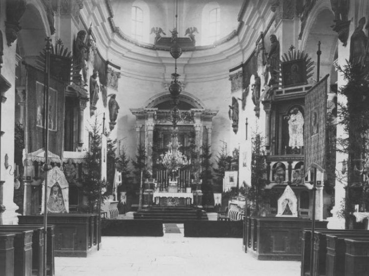 Kolegiata Świętej Trójcy w Ołyce - ołtarz główny. Lata 1918-1939. Źródło: NAC