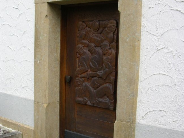 Drzwi Kaplicy 2 Dywizji Strzelców Pieszych na cmentarzu w Zuchwil k. Solury. Fot. Krzysztof Jurków