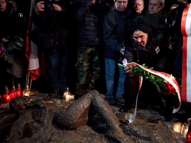Matka Antoniego Browarczyka - Marianna Browarczyk (P) składa kwiaty przy pomniku syna w Gdańsku. Fot. PAP/A. Warżawa