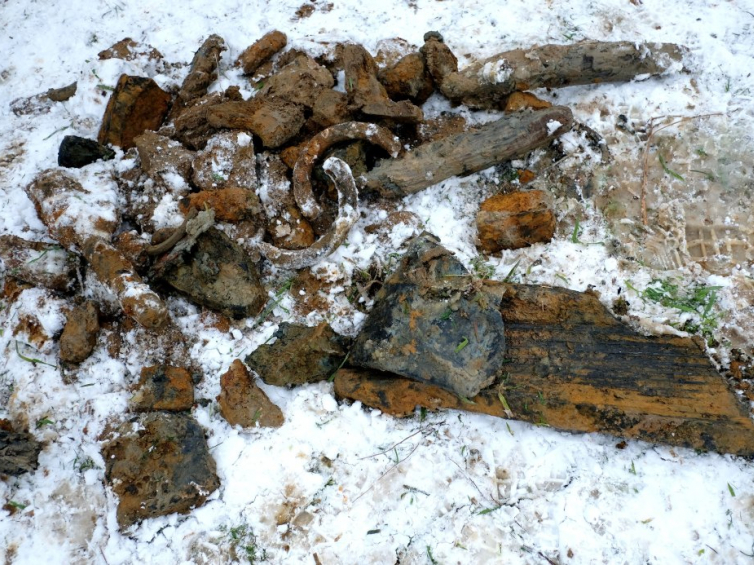 Fragmenty ciężkiego moździerza oblężniczego Skoda m98 kaliber 24cm z I wojny odnaleziony w Grochowcach na Podkarpaciu. Fot. PAP/D. Delmanowicz