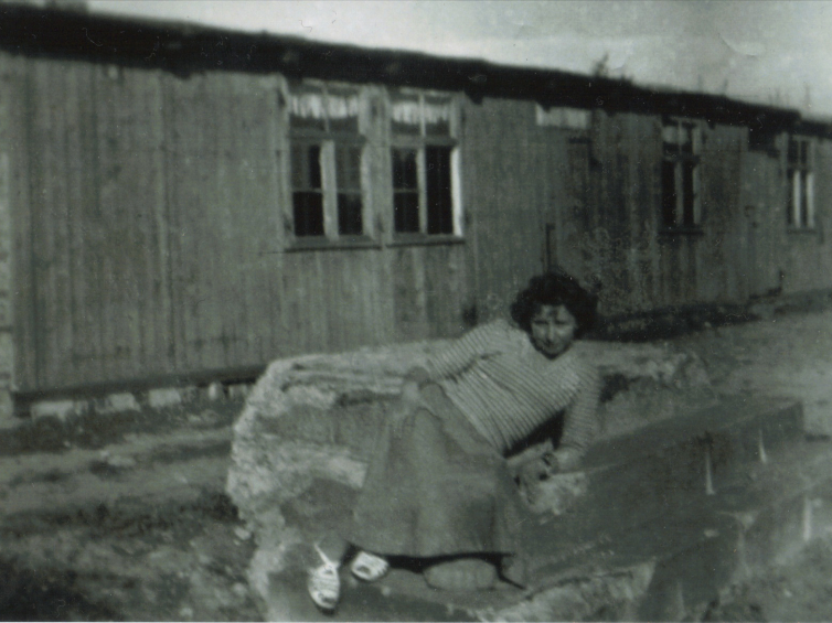 Zdjęcie z rodzinnego albumu Marty Oręziak z Czosnowa, rok ok. 1960. Na zdjęciu widoczne są pozostałości po pomniku niepodległości z 1928 roku.
