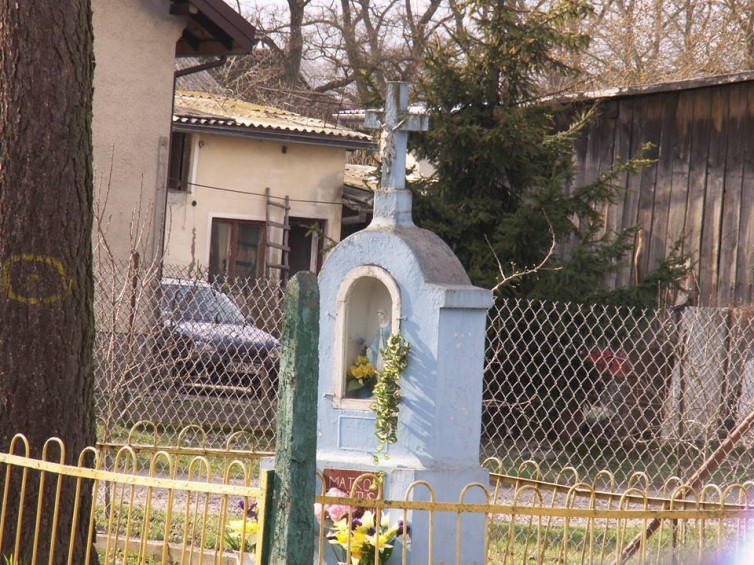 Zdjęcie z prywatnych zbiorów Piotra „Weldona” Abramczyka, członka Komitetu Społecznego „Orzeł”, z 2010 roku. Zdjęcie przedstawia kapliczkę z 1952 roku postawioną przez panią Niegodzisz. Wokół kapliczki znajduje się ogrodzenie z przedwojennego, niepodległościowego pomnika z Czosnowa. Ogrodzenie dotrwało na pewno do lipca 2013 roku (źródło: google maps: https://www.google.pl/maps/@52.3916563,20.7141112,3a,75y,325.18h,79.03t…)