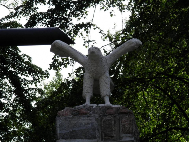 Zdjęcie z prywatnych zbiorów Ewy Zygmunt, członka Komitetu Społecznego „Orzeł”, z czerwca 2015 roku. Zdjęcie przedstawia pomnik-mauzoleum z Kazunia Nowego.