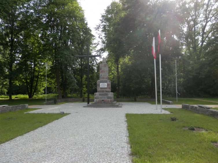Zdjęcie z prywatnych zbiorów Ewy Zygmunt, członka Komitetu Społecznego „Orzeł”, z czerwca 2015 roku. Zdjęcie przedstawia pomnik-mauzoleum z Kazunia Nowego.