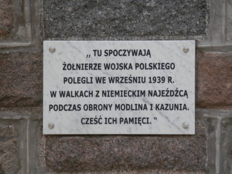 Zdjęcie z prywatnych zbiorów Ewy Zygmunt, członka Komitetu Społecznego „Orzeł”, z czerwca 2015 roku. Zdjęcie przedstawia tablicę z pomnika-mauzoleum z Kazunia Nowego.