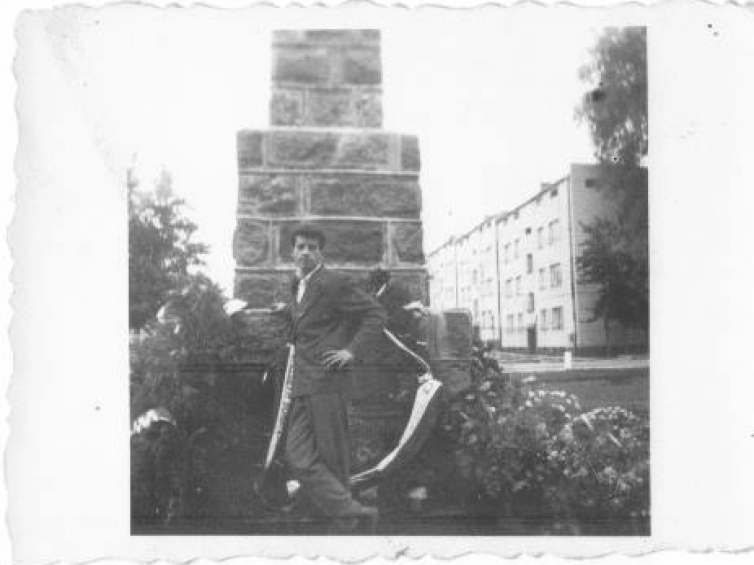 Zdjęcie z rodzinnego albumu Marty Oręziak z Czosnowa, 1957 rok. Prawdopodobnie dzień odsłonięcia pomnika.