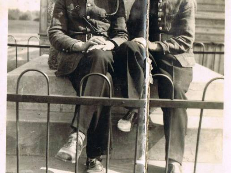 Zdjęcie z rodzinnego albumu Teresy Bochenek, członka Komitetu Społecznego „Orzeł”, pochodzące prawdopodobnie z 1936 roku. Na podstawie tego zdjęcia w dniu 13 listopada 2015 roku potwierdzono, że fotografia pani Krystyny Szyperskiej przedstawia niepodległościowy pomnik z Czosnowa z 1928 roku. Od lewej: Edward Wartałowicz i Benedykt Bochenek.