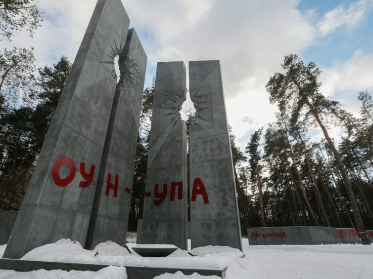 Zdewastowana ukraińska część cmentarza ofiar NKWD w Bykowni. Fot. PAP/EPA