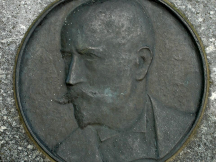 Cmentarz w Drycanach. Medalion na pomniku Gustawa Manteuffla. Fot. Dorota Janiszewska-Jakubiak
