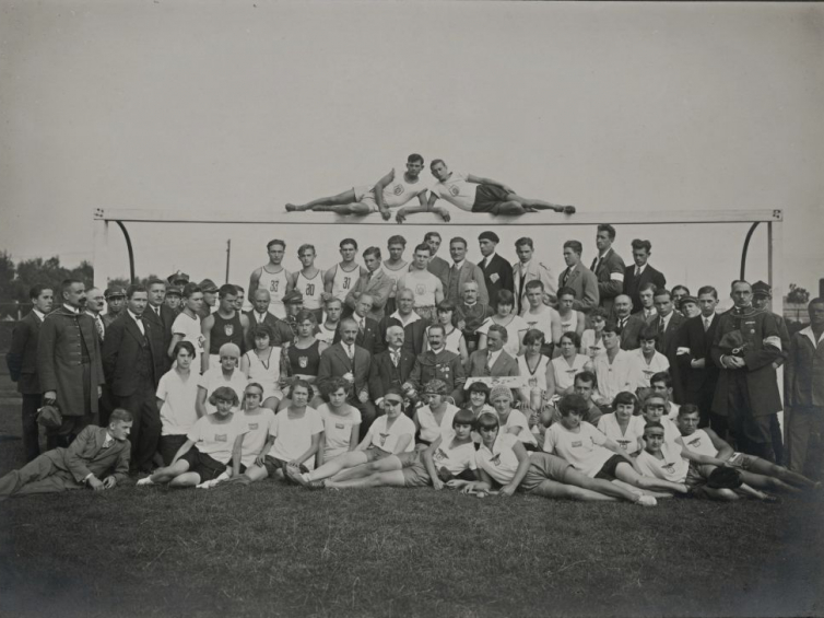 Drużyna sportowa Towarzystwa Gimnastycznego „Sokół”, Lwów, lata 20. XX w. (Franciszek Otto stoi siódmy z prawej). Fot. ze zbiorów rodziny Otto