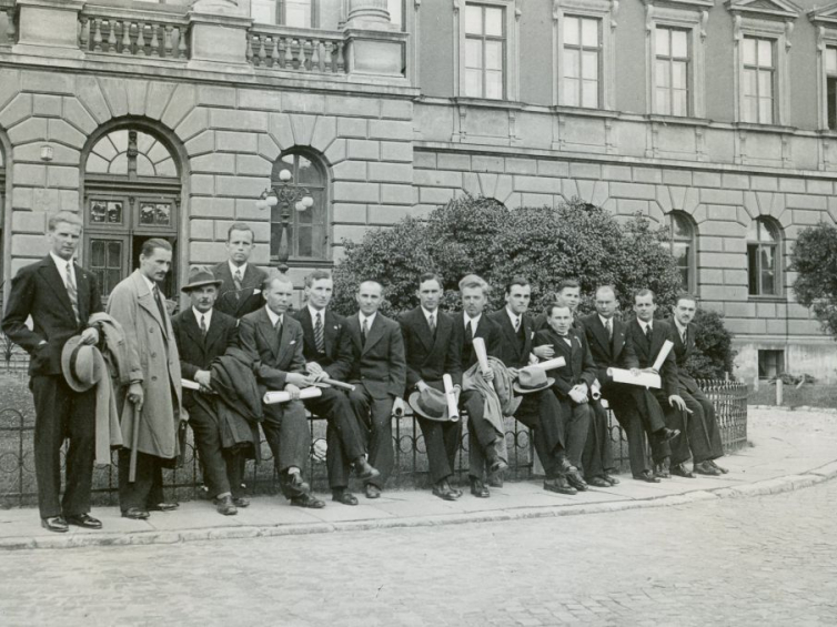Krzysztof Hueckel w grupie absolwentów Politechniki Lwowskiej (szósty z prawej), 1935 r. Fot. ze zbiorów rodziny Hueckel