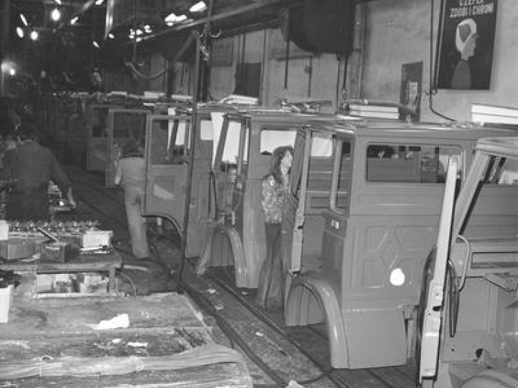 Rok 1977. Fabryka Samochodów Ciężarowych "Star" w Starachowicach. Fot. NAC