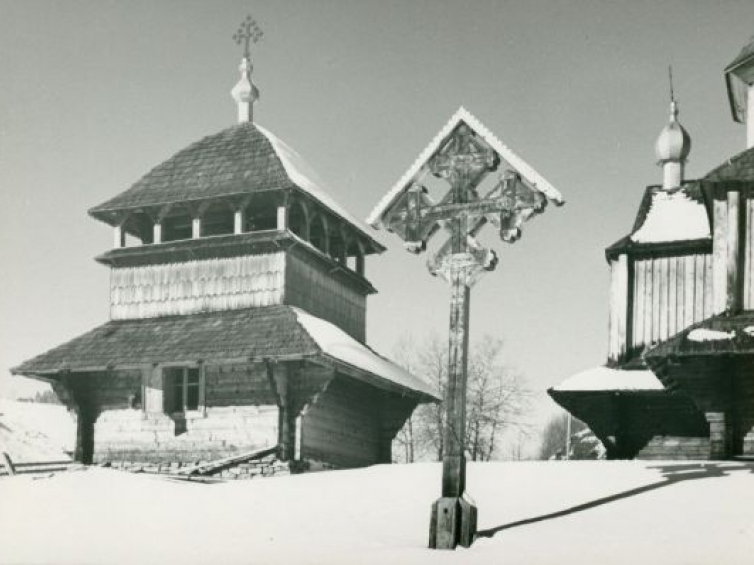 Dzwonnica cerkwi w Rafajłowej. Fot. Henryk Poddębski. 1930-1939. Źródło: BN Polona