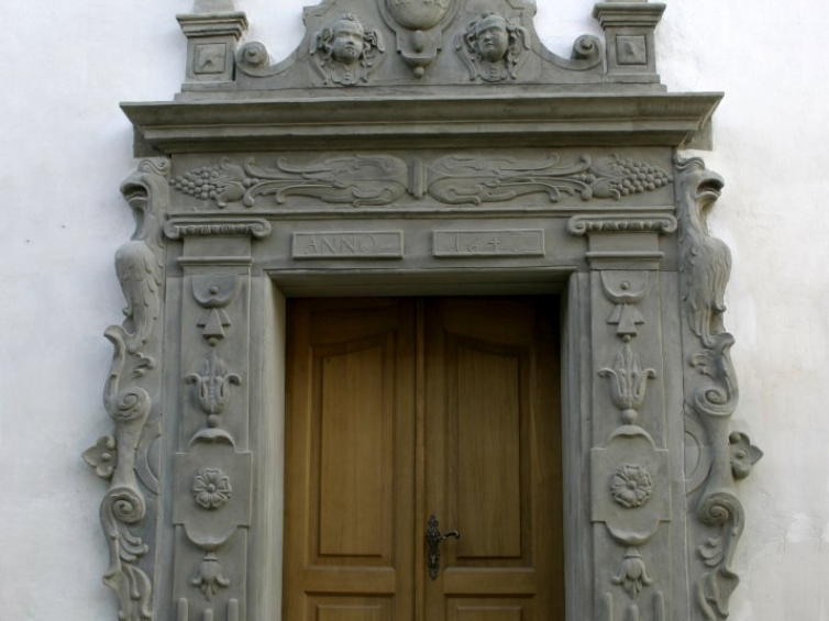 Portal boczny w kościele pobrygidzkim w Grodnie. Stan po konserwacji. Fot. Lucyna Omieczyńska