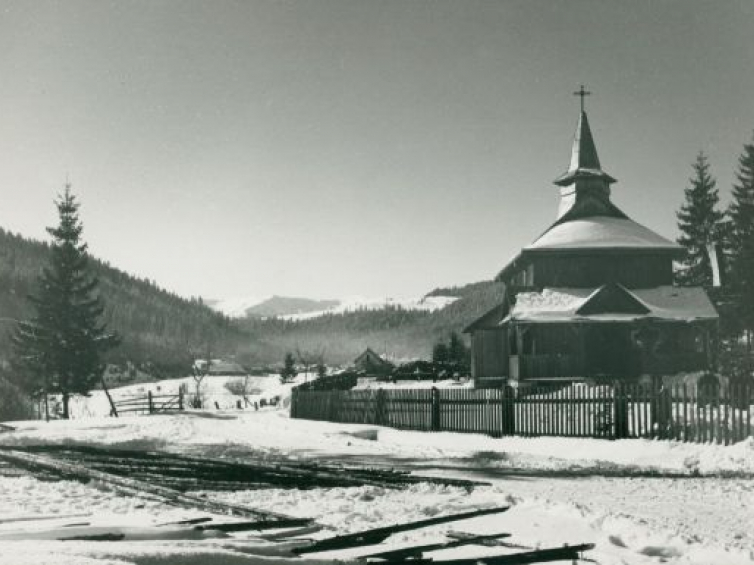 Kościół w Rafajłowej. Fot. Henryk Poddębski. 1930-1939. Źródło: BN Polona