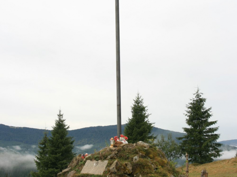 Krzyż Legionów na przełęczy Rogodze Wielkie (Przełęczy Legionów) w Gorganach - po pracach konserwatorskich. Fot. Jan Skłodowski