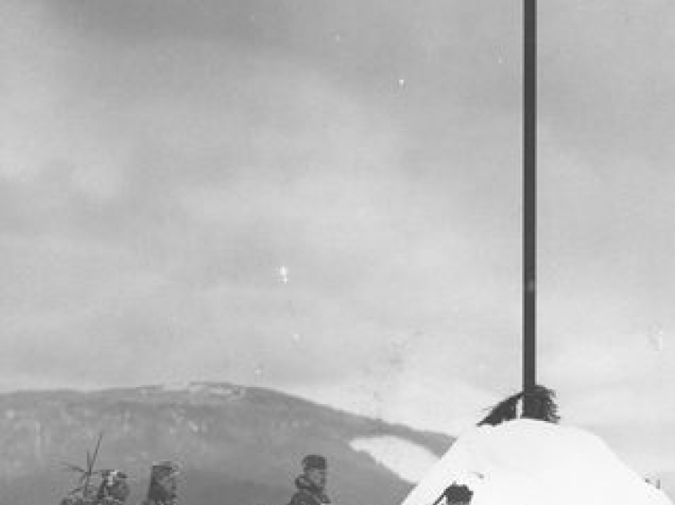 Marsz szlakiem huculskim II Brygady Legionów. Patrol brygady kawalerii z Suwałk składa wieniec u stóp Krzyża Legionów na Przełęczy Rogodze. 02.1934. Źródło: NAC