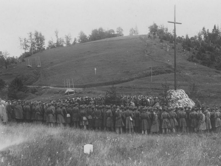 Rafajłowa. Uroczystości przy Krzyżu upamiętniającym boje Legionów na Pantyrskiej Przełęczy. Lata 1918-1935. Źródło: NAC