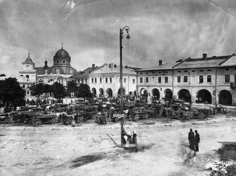 Rynek w Żółkwi, w głębi cerkiew oo. Bazylianów. Lata 1918-1939. Źródło: NAC