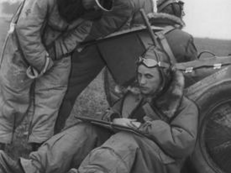 Podchorążowie podczas studiów nad trasą lotu, 1937 r. Fot. NAC