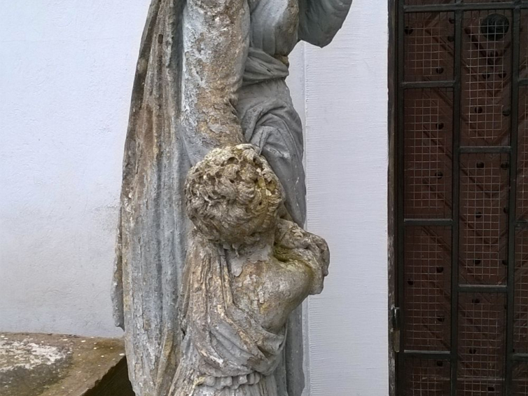 Cmentarz w Drohobyczu. Rzeźba przed kaplicą Nahlików. Fot. Dorota Janiszewska-Jakubiak