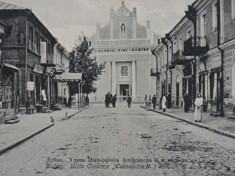 Dubno przed I wojną światową, ulica cesarza Aleksandra II i kościół. Źródło: BN Polona