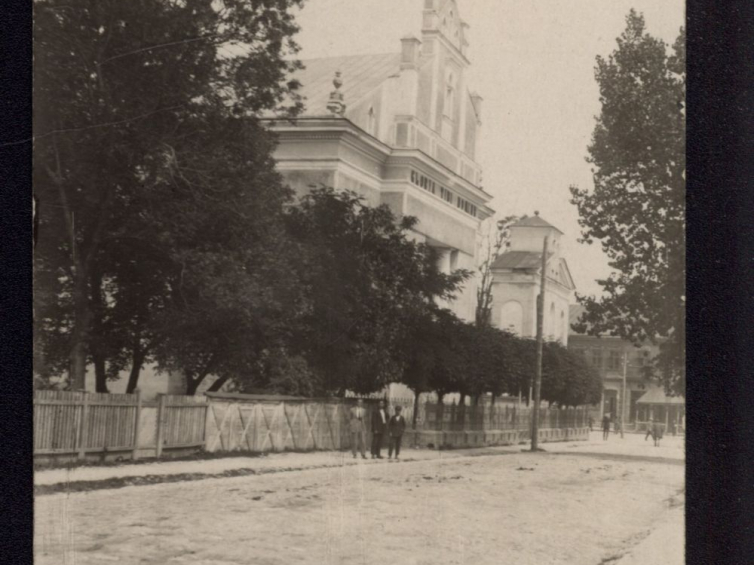 Kościół farny w Dubnie około 1930 r. Źródło: BN Polona