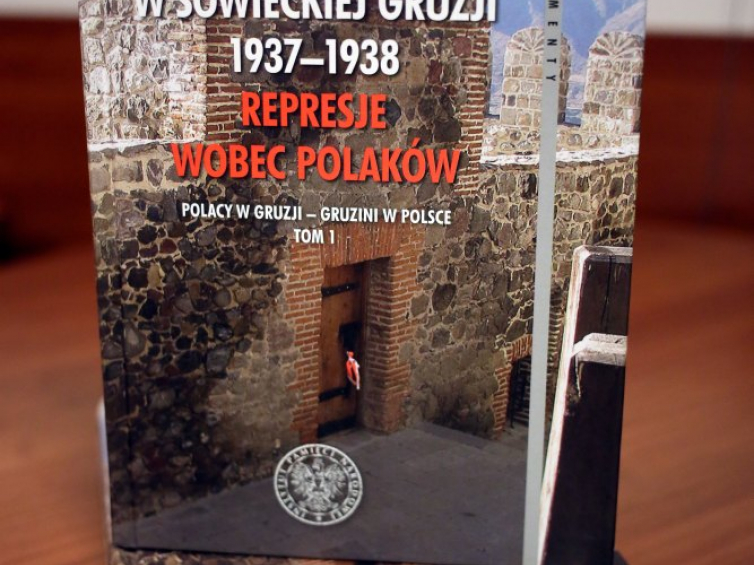 Publikacja "Wielki Terror w sowieckiej Gruzji 1937–1938. Represje wobec Polaków". Fot. PAP/L. Szymański