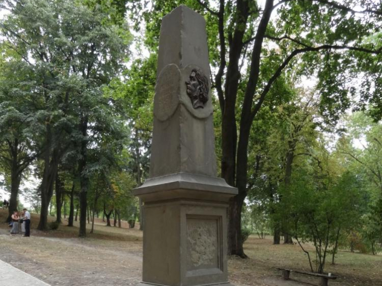 Pomnik Adama Mickiewicza w Zbarażu - po konserwacji. Fot. Mikołaj Falkowski