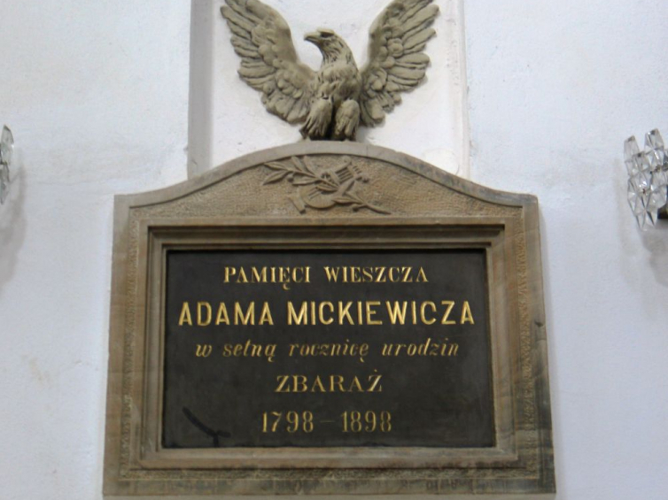 Tablica poświęcona Adomowi Mickiewiczowi w kościele bernardynów w Zbarażu. Fot. Dorota Janiszewska-Jakubiak