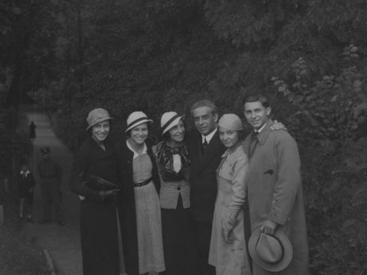 Poseł nadzwyczajny i minister pełnomocny Portugalii w Polsce Cesar de Sousa Mendes z córkami i synem. Warszawa, sierpień 1933 r. Źródło: NAC