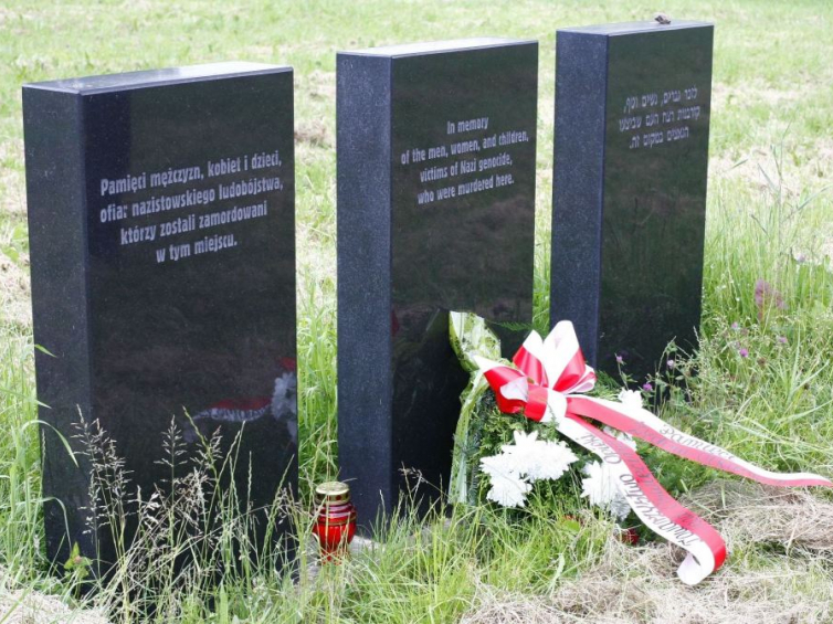 Tablice z napisami w języku polskim, hebrajskim i angielskim na terenie dawnego KL Auschwitz II-Birkenau, stojące w miejscu komory gazowej nazwanej bunkrem nr 1, w której w latach 1942-1943 Niemcy przy pomocy cyklonu B zamordowali dziesiątki tysięcy Żydów.