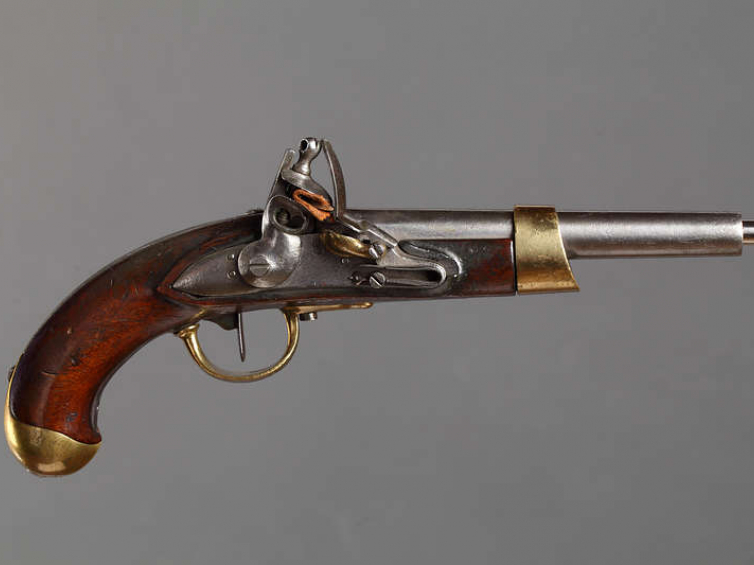Pistolet skałkowy kawaleryjski M AN XIII, z kompletnym zamkiem i skałką w szczękach; Manufaktura Królewska w Maubeuge, Francja, 1812. Źródło: MHK