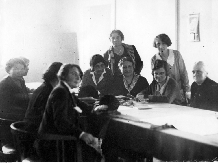 Grupa posłanek BBWR w kuluarach, widoczna m.in. jedna z pierwszych parlamentarzystek II RP Zofia Moraczewska (siedzi, trzecia z prawej). 1930 r. Fot. NAC