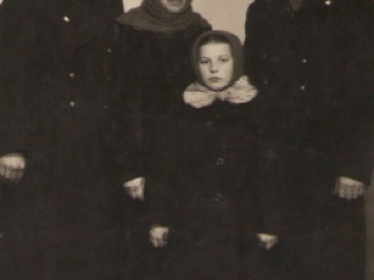 Szura z przybranym rodzicami Tatianą i Siemionem Jarosławskimi (stoją z prawej). Fot. wykonana w Bielcach około 1950 r.