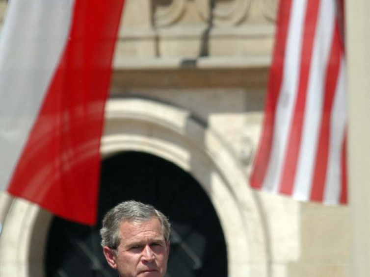 Amerykański prezydent George W. Bush wygłasza przemówienie na Dziedzińcu Arkadowym na Wawelu. Kraków, 31.05.2003. Fot. PAP/R. Pietruszka
