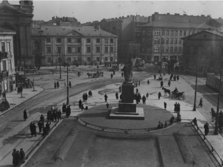 Warszawa. Plac Krasińskich z pomnikiem Jana Kilińskiego. W głębi ulica Miodowa, widoczne tramwaje, 1936 r. Fot. NAC