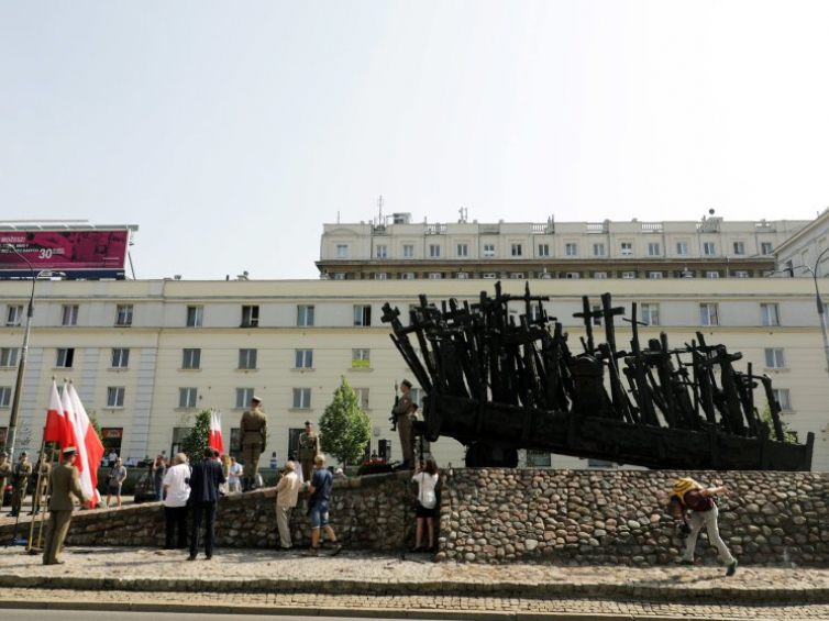 Obchody 80. rocznicy tzw. operacji polskiej NKWD przed pomnikiem Poległym i Pomordowanym na Wschodzie w Warszawie. Fot. PAP/T. Gzell