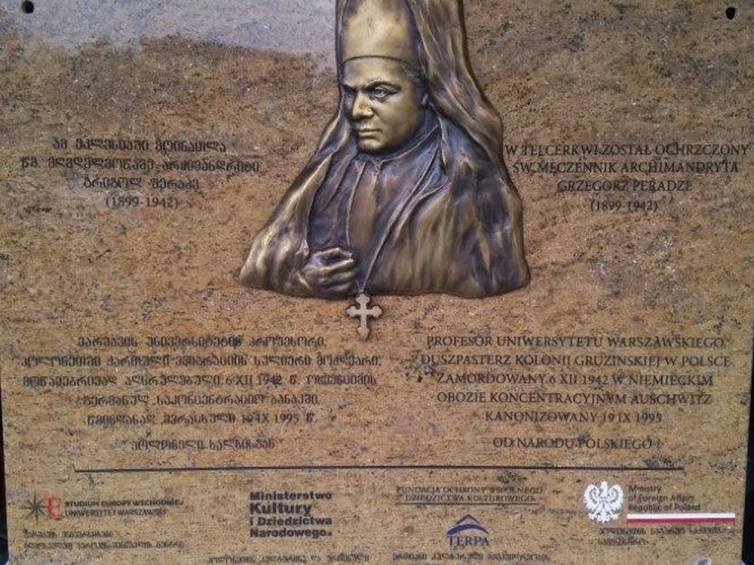 Tablica upamietniająca św. Archimandrytę Grzegorza Peradze. Źródło: Fundacja Ochrony Wspólnego Dziedzictwa Kulturowego TERPA