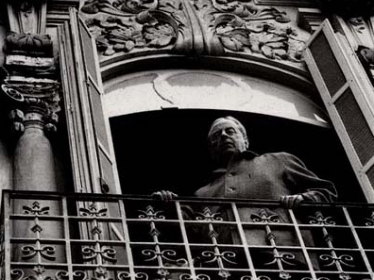 Witold Gombrowicz na balkonie swojej willi. Źródło: Ville de Vence