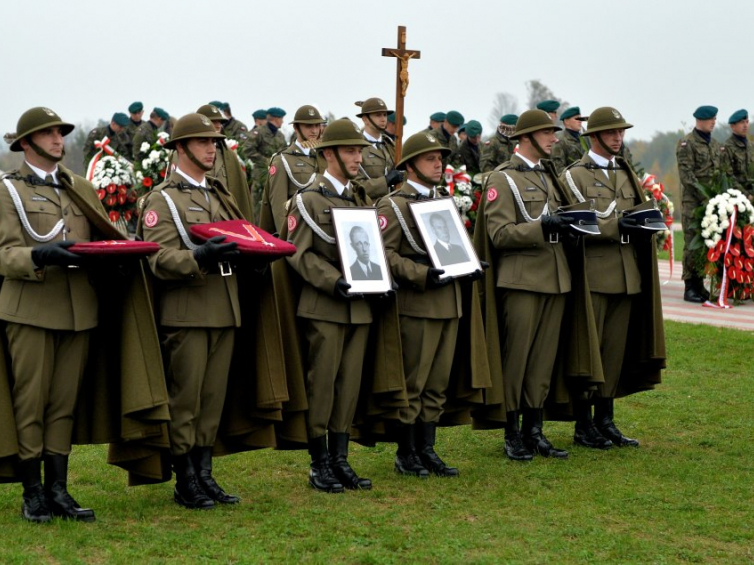 Uroczystości pogrzebowe Żołnierzy Niezłomnych - Leopolda Rząsy (L) i Michała Zygo (P) na cmentarzu komunalnym Wilkowyja w Rzeszowie. Fot. PAP/D. Delmanowicz
