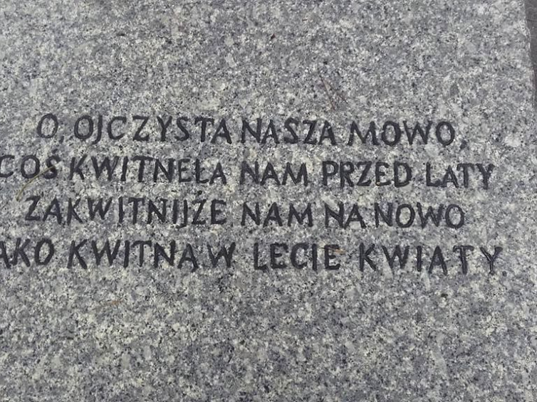 Grób poety ludowego Michała Kajki i jego żony Wilhelminy na cmentarzu we wsi Ogródek. Źródło: Muzeum Michała Kajki w Ogródku