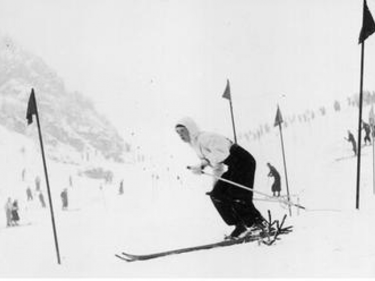 Helena Marusarz w trakcie slalomu, Narciarskie Mistrzostwa Polski w Zjeździe i w Slalomie rozgrywane w Tatrach, marzec 1937 r. Źródło: NAC