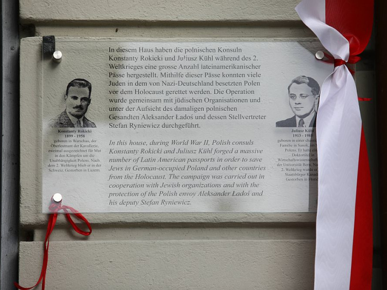 Uroczystość odsłonięcia tablicy upamiętniającej polskich dyplomatów zaangażowanych w ratowanie Żydów w czasie II wojny światowej w Bernie. Fot. PAP/L. Szymański