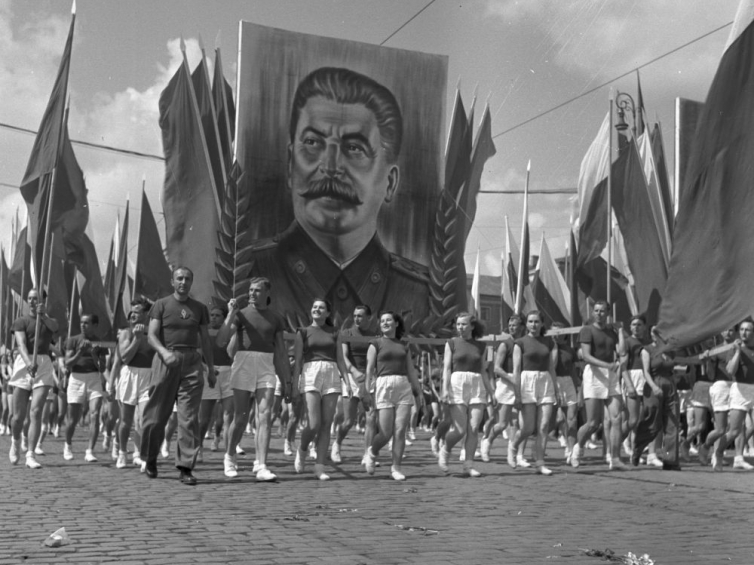 Obchody święta 1 Maja, pochód przechodzi Alejami Jerozolimskim, 1955 r. Fot. PAP/W. Prażuch