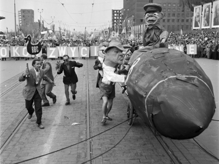 Obchody święta 1 Maja, 1955 r. W pochodzie kukła prezydenta Stanów Zjednoczonych Dwighta Eisenhowera na bombie jądrowej. Fot. PAP/Z. Wdowiński