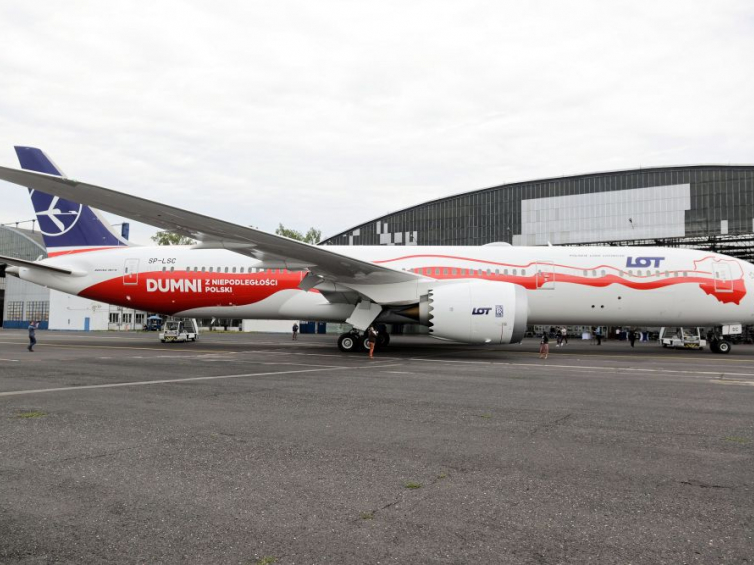 Samolot Boeing 787-9 pomalowany w biało-czerwone barwy został zaprezentowany na Lotnisku Chopina w Warszawie. Fot. PAP/J. Kamiński