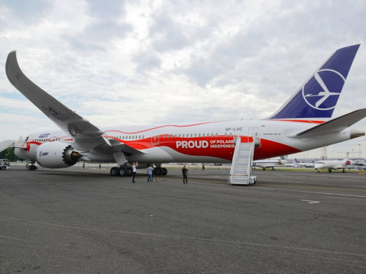 Samolot Boeing 787-9 pomalowany w biało-czerwone barwy został zaprezentowany na Lotnisku Chopina w Warszawie. Fot. PAP/J. Kamiński