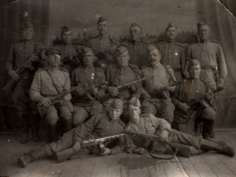 Żołnierze 173 Samodzielnego Batalionu Drogowo-Budowlanego uczestniczący w Obławie Augustowskiej, Augustów, sierpień 1945 r. Źródło: albomspb.ru